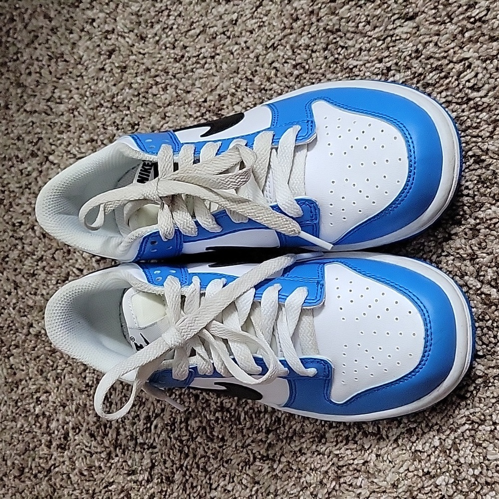 Nike - Picture 2 of 4
